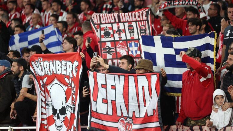 Olympiakos-Yenilmezlik Zaferi ve Taraftar Gosterisi