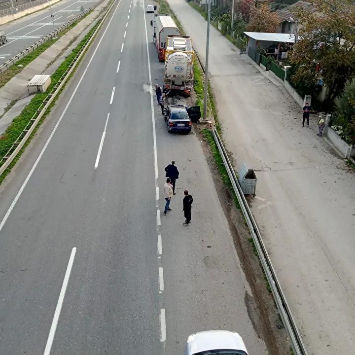 Pamukova8217da Feci Trafik Kazasi 3 Yarali Ambulansla Tedavi Altina Alindi Pamukovada Feci Trafik Kazasi 3 Yarali Ambulansla Tedavi Altina Alindi