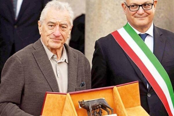 Robert De Niro Roma’da Belediye Başkanı ve Vatikan Yetkilileriyle Bir Araya Geldi