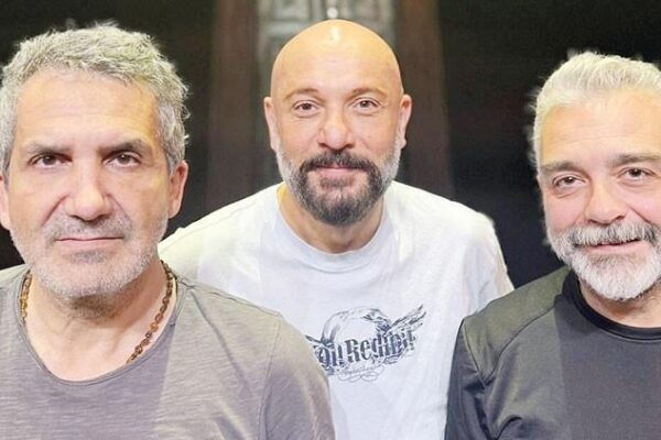 Tiyatro Sahnesinde Unutulmaz Bir Komedi: Tekin ve Arkadaşlarının Buluşması