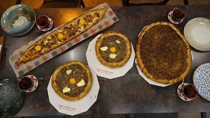 Trabzon Pidesine Yoresel Elma ile Farkli Bir Dokunus Kattik Trabzon Pidesine Yoresel Elma ile Farkli Bir Dokunus Kattik