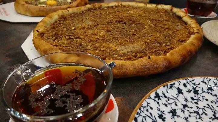 Trabzon Pidesine Yoresel Elma ile Farkli Bir Dokunus Kattik Trabzon Pidesine Yoresel Elma ile Farkli Bir Dokunus Kattik