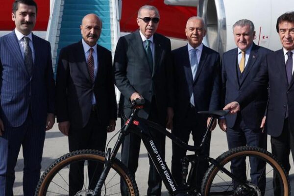 Türkiye Bisiklet Turu ve Cumhurbaşkanına Özel Tasarım Bisiklet Hediye Töreni