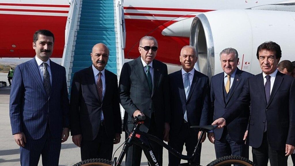 Türkiye Bisiklet Turu’nun 60. Yılına Özel Cumhurbaşkanlığı Hediye Takdimi