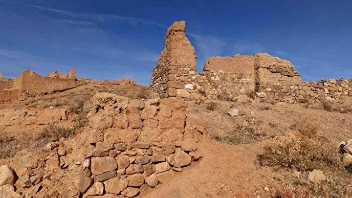 Geçmişe Düşen Bir Kapı: Köyün Hikayesi ve Soy Bağları