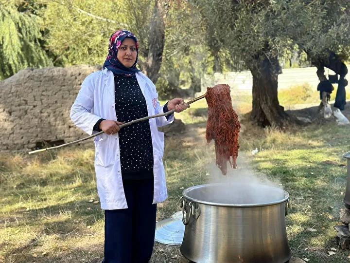 Ciltler ve Renkler: Geleneksel Kök Boyama Tekniği