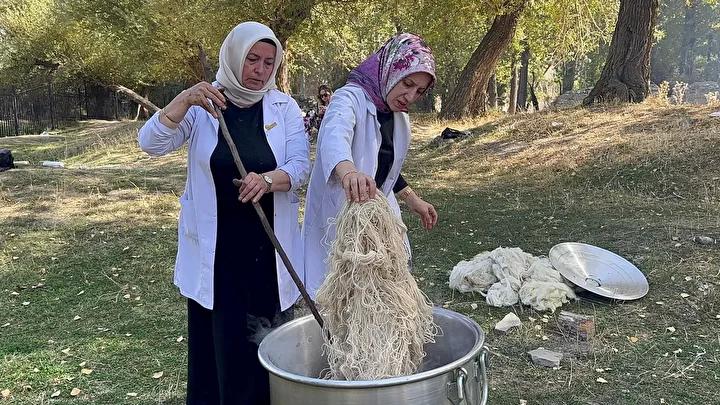 Van Olgunlaşma Enstitüsü'nün Geleneksel Kök Boyacılığı ve Yün İşleme Çalışmalarıyla Kültürel Mirasın Yaşatılması