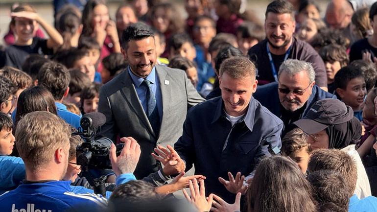 Yenidogu Okullarinda Ilginc Baskanlik Secimi ve Futbolcu Ziyareti Kerem Akturkoglundan Ogrencilere Samimi Mesaj ve Ziyaret