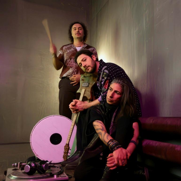 Yukselen Muzik Yildizlari ve Yeni Calismalariyla Tanitim Yazisi Yukselen Muzik Yildizlari ve Yeni Calismalariyla Tanitim Yazisi