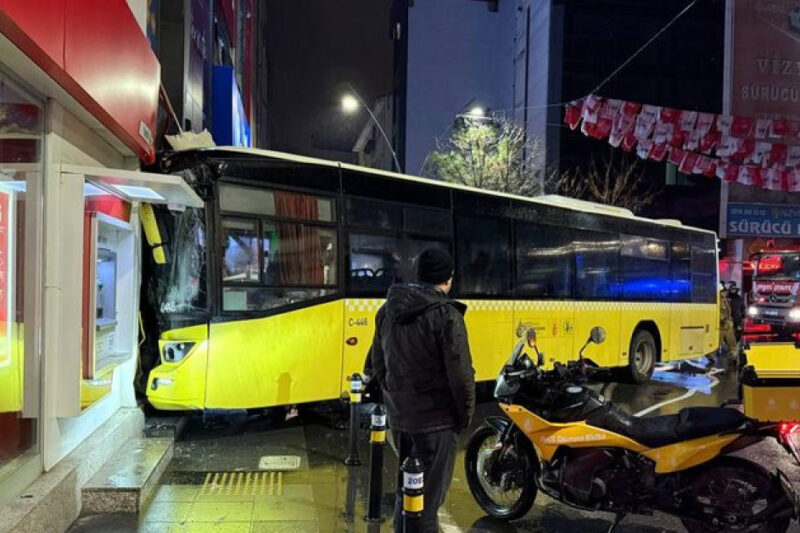 İETT Otobüsü Binaya Çarptı: Kartal’da 6 Kişi Yaralandı
