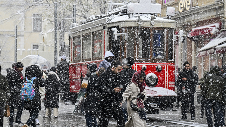 Son Dakika: İstanbul’da Eğitime Ara Verildi! Prof. Dr. Orhan Şen Uyardı: “Kesin Geliyor, Mecbur Değilseniz Dışarı Çıkmayın”