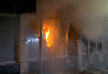 Bağcılar'da bulunan dört katlı bir tekstil üretim tesisi, çıkan şiddetli yangın sonucunda tamamen alevlere teslim oldu.