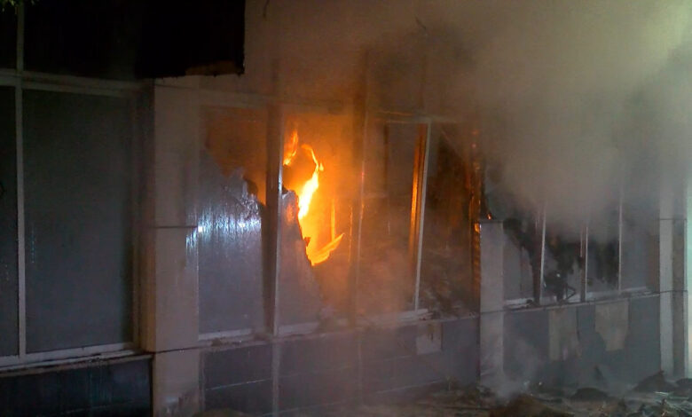 Bağcılar'da bulunan dört katlı bir tekstil üretim tesisi, çıkan şiddetli yangın sonucunda tamamen alevlere teslim oldu.