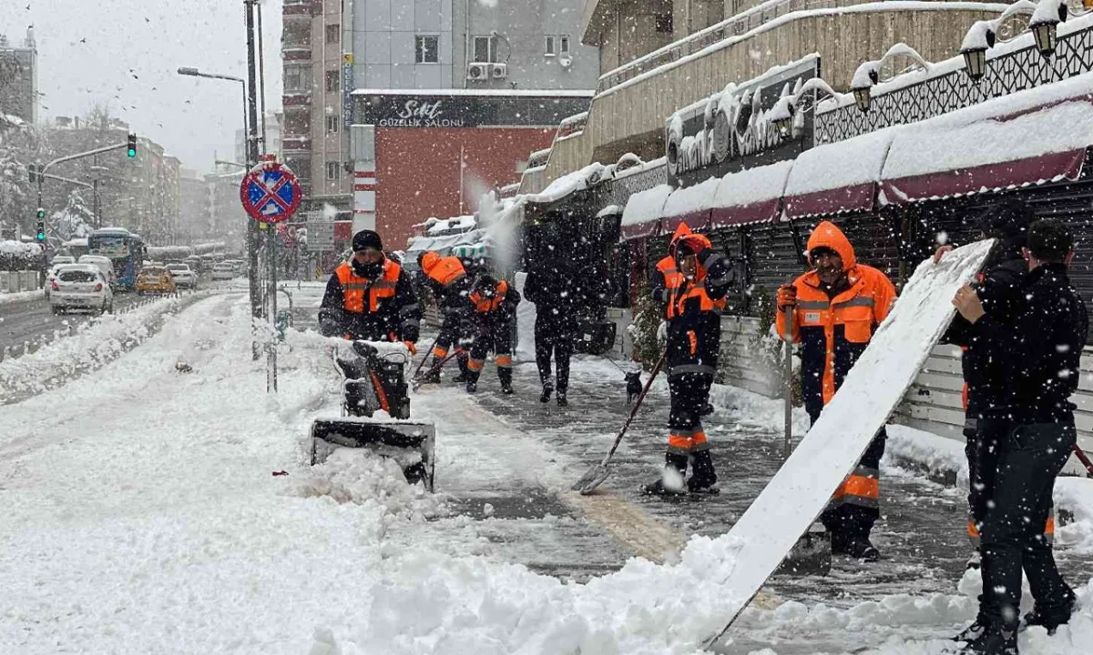 Niğde’de Kar Esareti: Okullar Tatil Edilecek mi, Gözler Valilik Açıklamasında?
