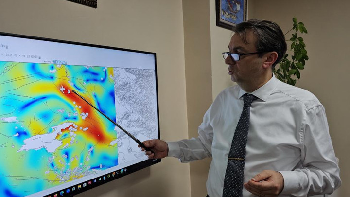 Prof. Dr. Hakan Kutoğlu, Van'ın doğusunda büyük bir sismik hareketlilik gözlemlediklerini belirterek deprem riski konusunda ikazda bulundu.