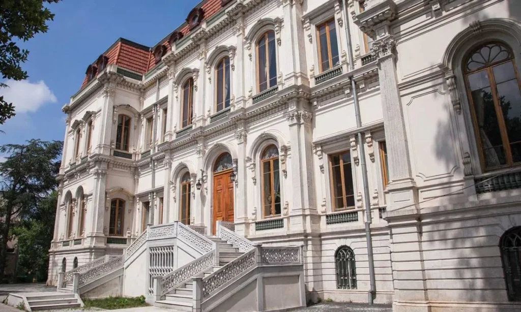 Adile Sultan Kasrı’nın Gizemli Kapıları Aralanıyor: Tarihi Mekana Yolculuk Rehberi