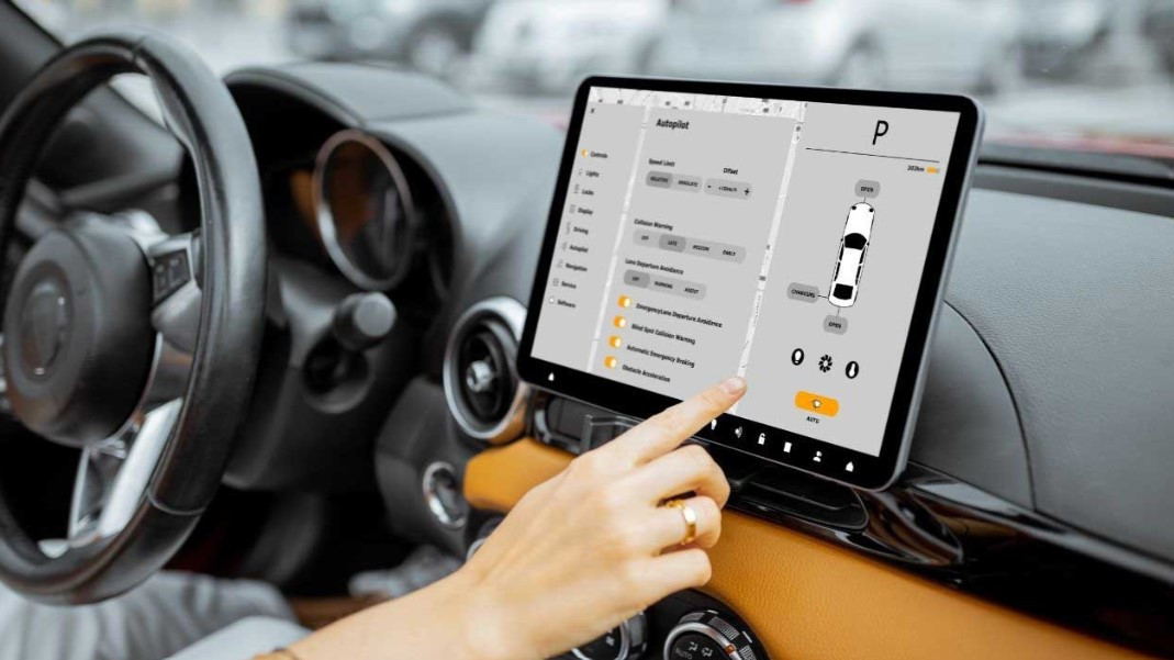 Araç İçi Multimedya Sistemlerinde Yeni Dönem: Hangi Ekranlar Yasaklanıyor, Cezası Ne Kadar?
