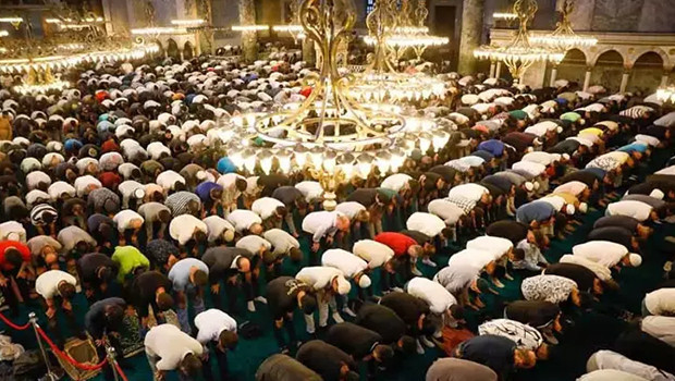 İstanbul'da Bayram Coşkusu: 2026 Ramazan Bayramı Namazı Ne Zaman Kılınacak?