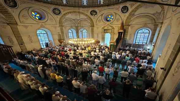 İstanbul'da Bayram Coşkusu: 2026 Ramazan Bayramı Namazı Ne Zaman Kılınacak?