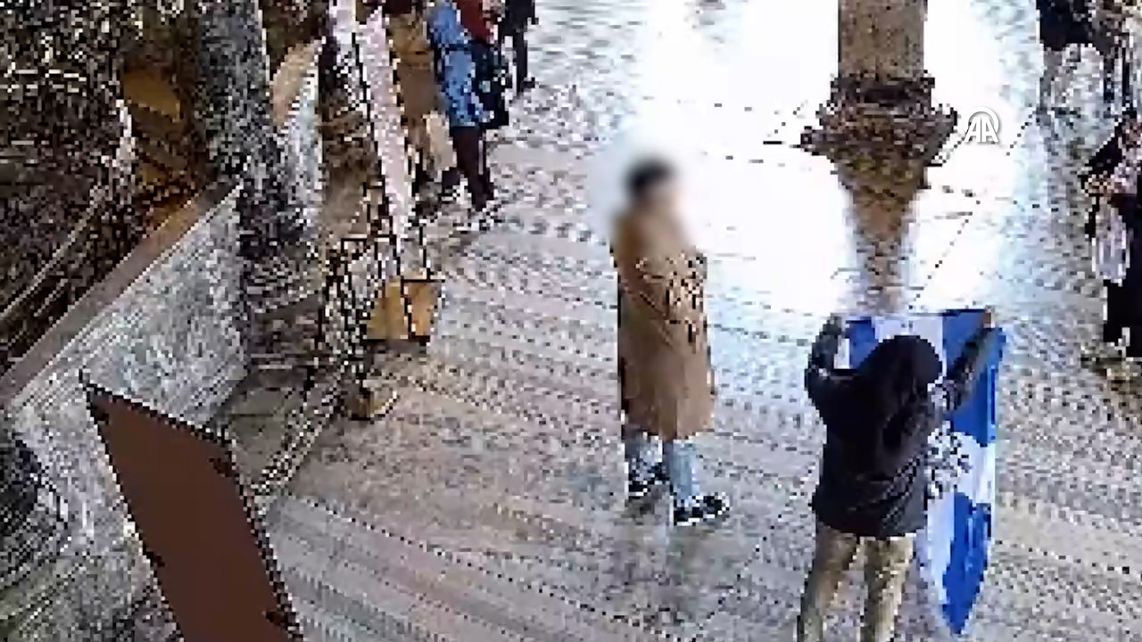 Ayasofya'da Bayrak Provokasyonu: İki Yabancı Uyruklu Şüpheli Gözaltında