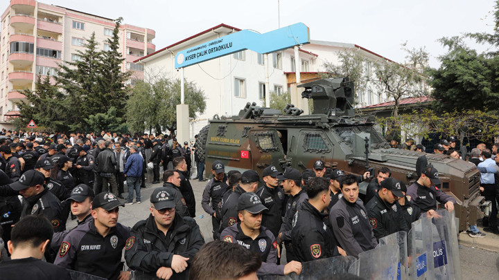 Kahramanmaraş'ta Okulda Silahlı Saldırı Alarmı: Öğrenciler Sıraların Altında Hayatta Kalma Mücadelesi Verdi.